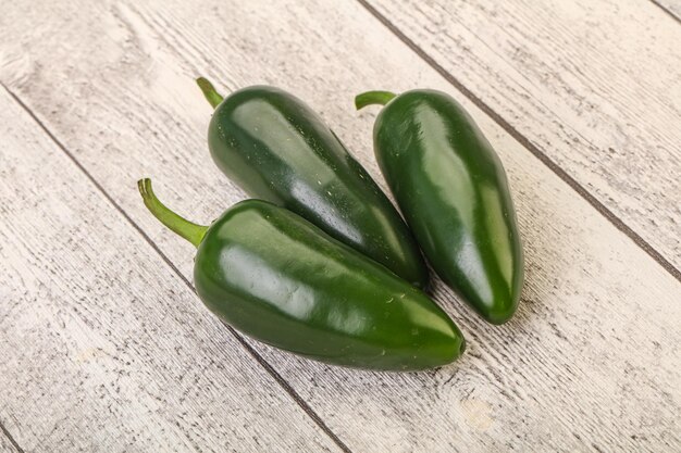 Tas de piment jalapeno cru vert