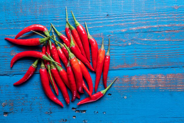 Tas de piments chili sur un fond en bois bleu