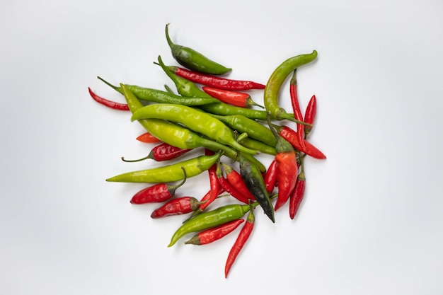 Un tas de piments sur un fond blanc