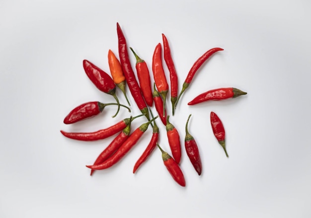 Un tas de piments rouges sur fond blanc