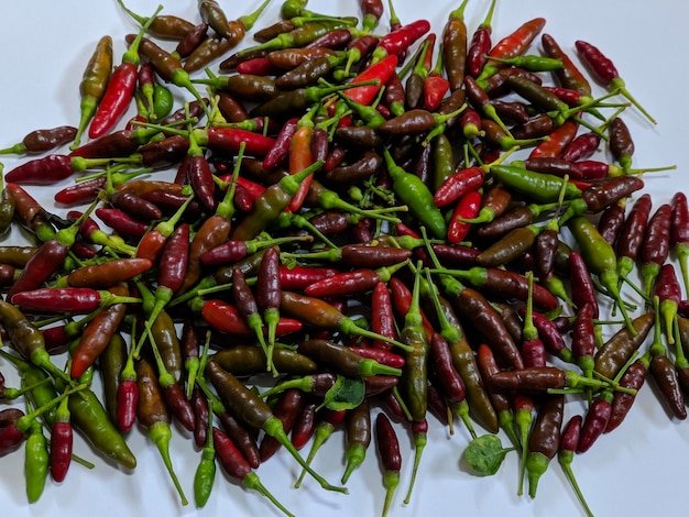 Un tas de piments rouges sur fond isolé