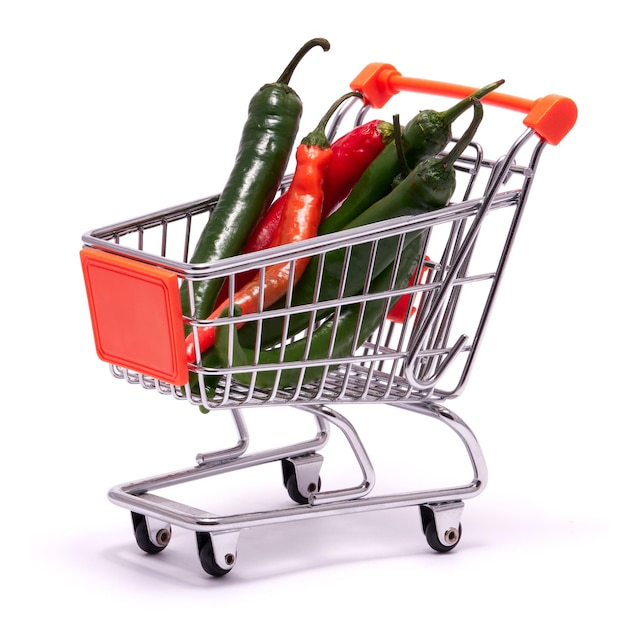 Tas de piments rouges et verts dans le panier isolé sur fond blanc