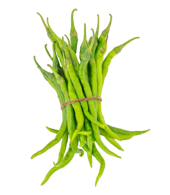 Photo tas de piments verts ou de mirchi sur fond blanc