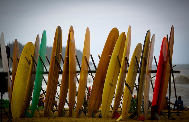 Photo tas de planches de surf vintage