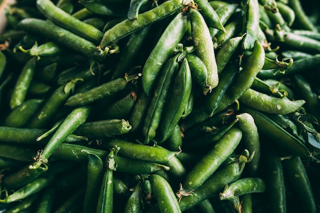 Photo tas de pois non épluchés