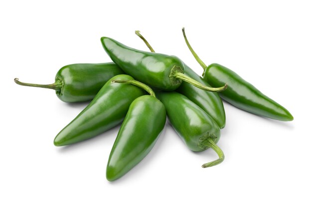 Un tas de poivrons jalapeno verts frais isolés sur un fond blanc.