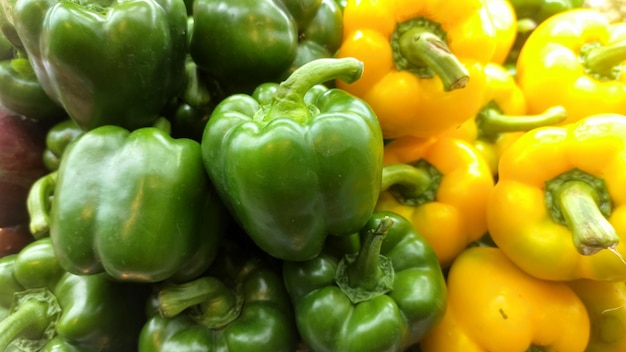 Photo tas de poivrons sur le marché