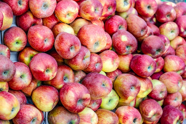 Un tas de pomme mûre entière