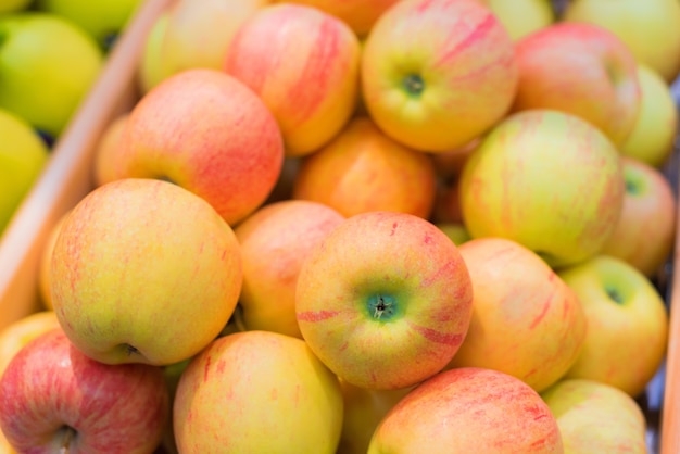 Tas de pommes au supermarché