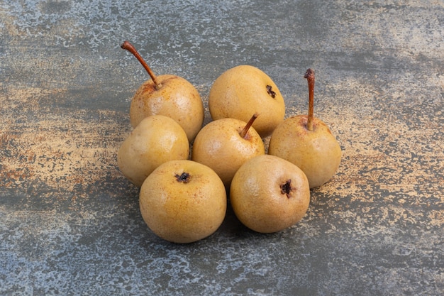 Un tas de pommes confites, sur le marbre.