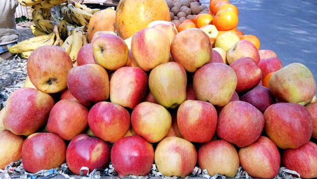 Tas de pommes indiennes à vendre sur le marché local