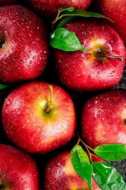 Un tas de pommes rouges avec des feuilles