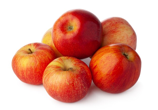 Tas de pommes rouges isolé sur fond blanc se bouchent