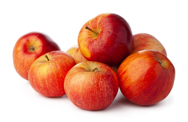 Tas de pommes rouges isolé sur fond blanc