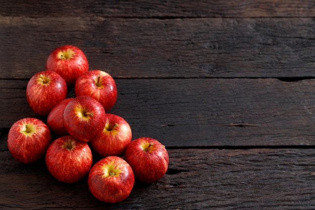 Un tas de pommes rouges sur une table en bois