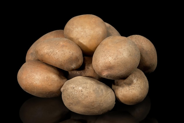 Tas de pommes de terre crues sur un gros plan de fond noir