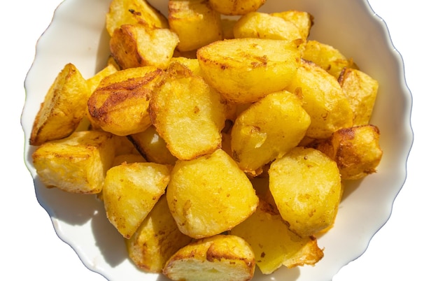 Un tas de pommes de terre frites coupées en grandes tranches coupées et isolées sur un fond blanc