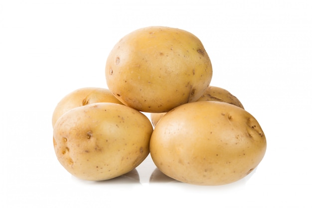 Tas de pommes de terre jeunes fraîches isolés sur blanc