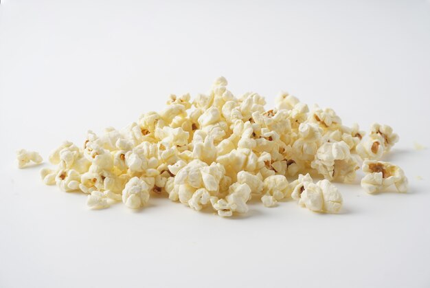 Tas de pop-corn isolé sur fond blanc.