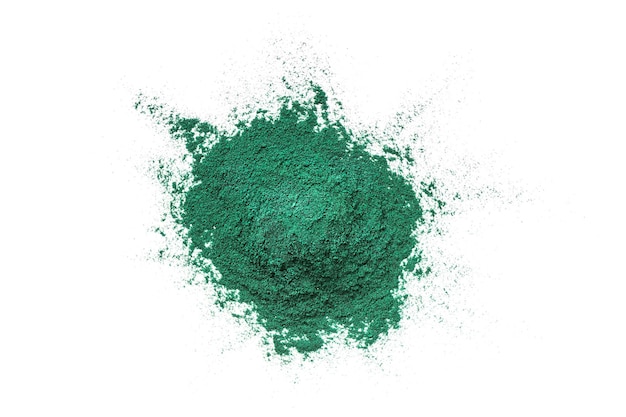 Tas de poudre d'algues spiruline isolé sur fond blanc Poudre de spiruline Superfood