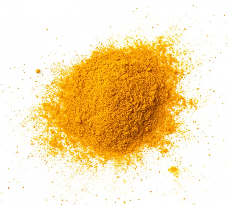 Photo tas de poudre de curcuma (curcuma) isolé sur blanc, vue de dessus