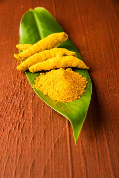 Tas de poudre de curcuma entier et haldi ou huldi