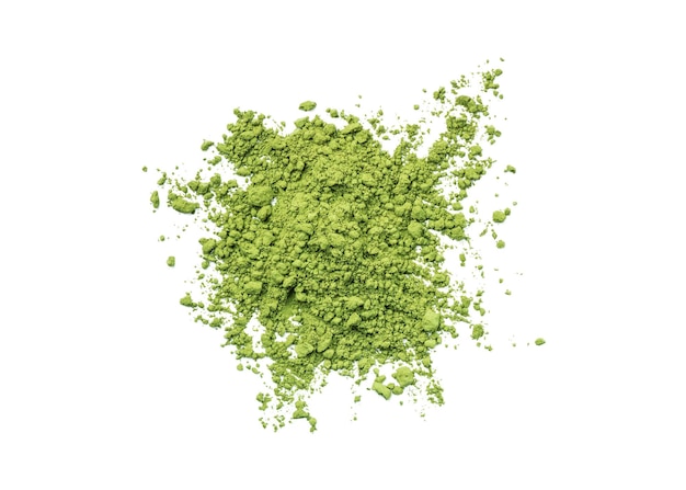 Tas de poudre de thé matcha vert isolé sur fond blanc. Thé matcha aux herbes