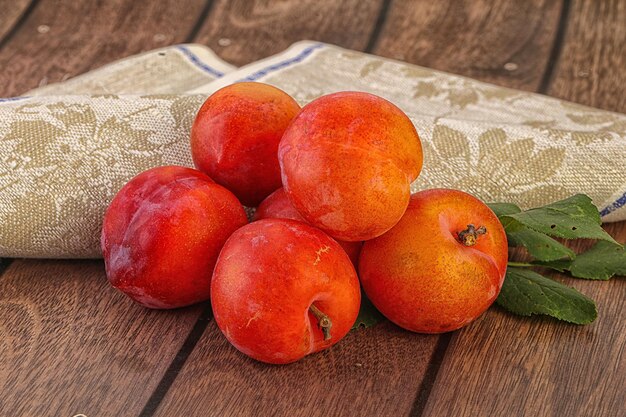 Tas de prune sucrée crue rouge juteuse