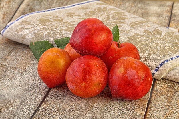 Tas de prune sucrée crue rouge juteuse