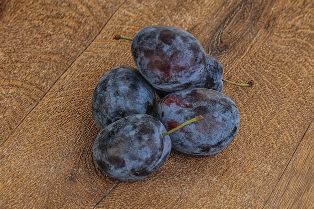 Un tas de prunes mûres sur le fond