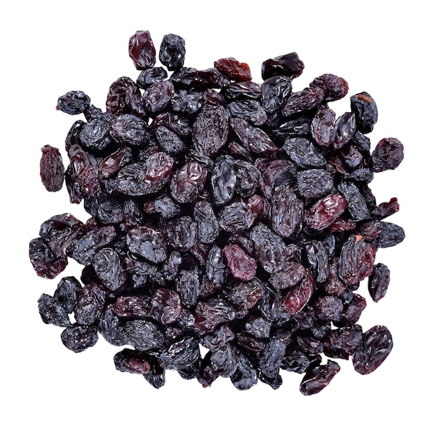 Tas de raisins secs noirs sur fond blanc