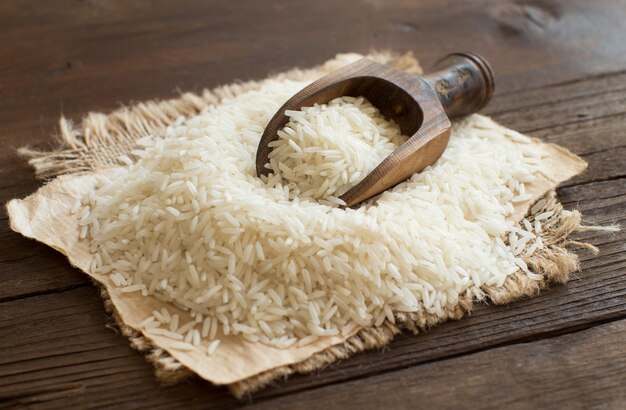 Tas de riz basmati cru avec une cuillère close up