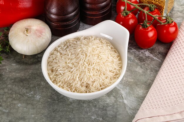 Photo un tas de riz basmati cru et délicieux