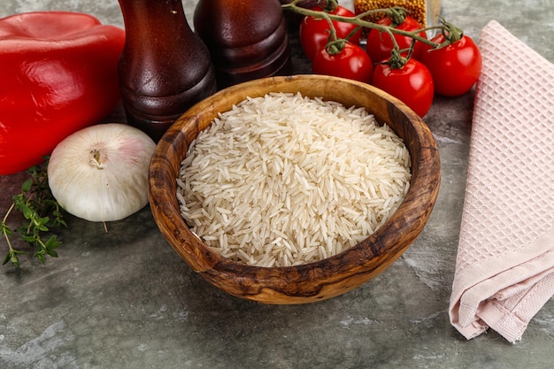 Un tas de riz basmati cru et délicieux