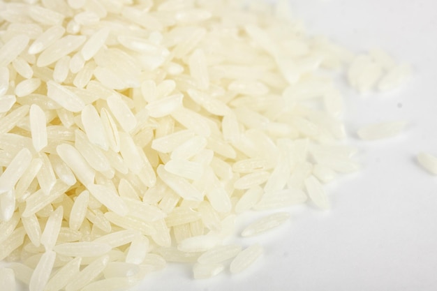 Tas de riz biologique sur blanc
