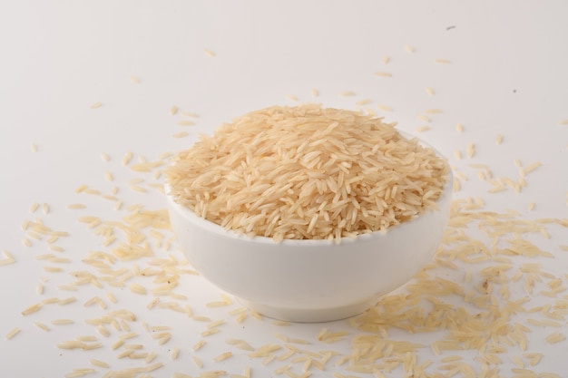 Tas de riz brun sur blanc