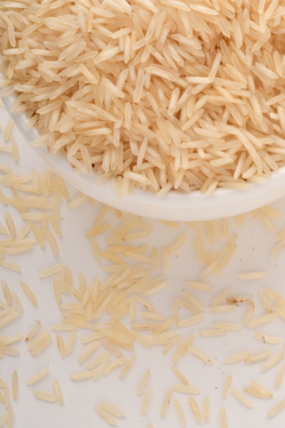 Tas de riz brun sur blanc