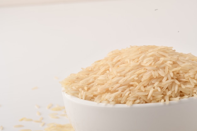 Tas de riz brun sur blanc