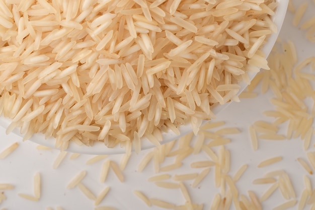 Tas de riz brun sur blanc