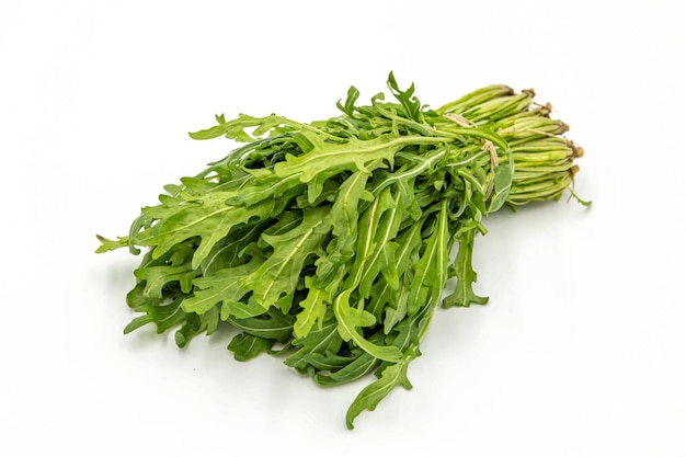 Un tas de roquette avec des feuilles sur un fond blanc.