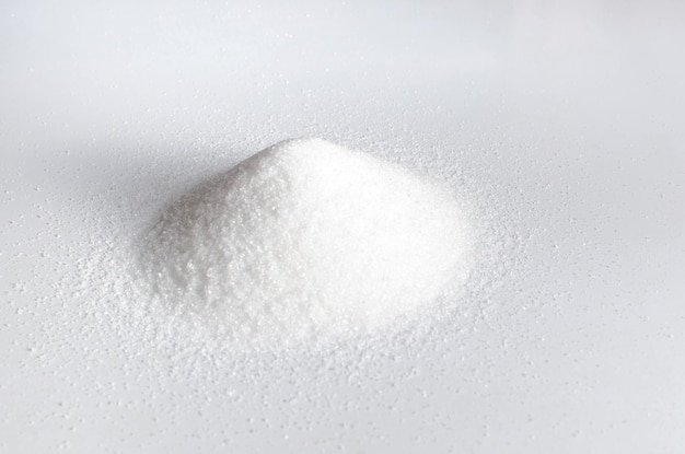 Tas de sable de sucre sur fond clair ingrédient sucré alimentaire close up