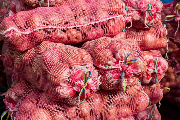 Tas de sacs avec pomme de terre dans le supermarché de la Colombie