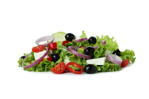 Tas de salade grecque isolé sur une surface blanche