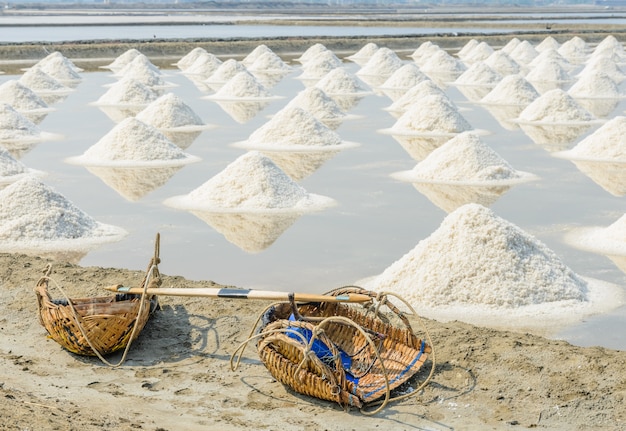 Tas de sel de mer dans l'étang d'évaporation, Thaïlande