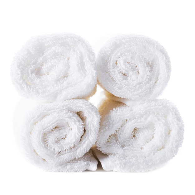 Tas de serviettes de spa blanc isolé sur fond blanc