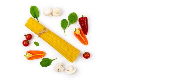 Un tas de spaghettis aux légumes et herbes sur une plaque blanche Ingrédients pour faire des pâtes