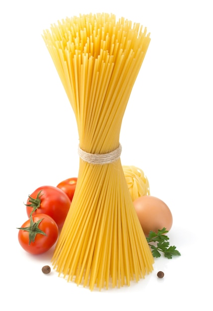 Tas de spaghettis isolé sur blanc