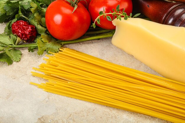 Tas de spaghettis italiens crus avec du fromage