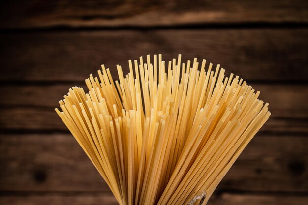 Un tas de spaghettis secs attachés avec une corde