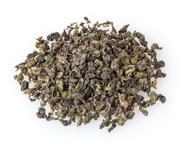 Tas de thé oolong vert sec isolé sur fond blanc